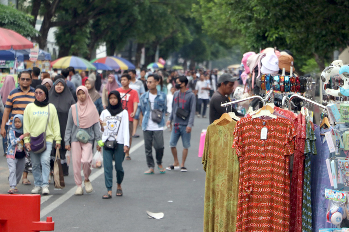 JUALAN: PKL CFD menyajikan beragam produk dagangan kepada pengunjung di kawasan alun-alun Simpang Tujuh Kudus.  