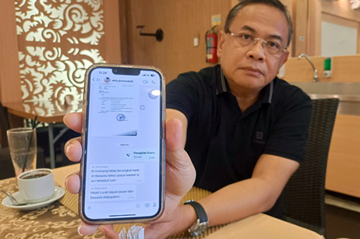TUNJUKKAN PESAN: Anggota DPR RI Sudewo menunjukan pesan WA dari Kades Asemrudung yang diduga dari Camat Wirosari mengarahkan agar tidak hadir dalam reses DPR RI.