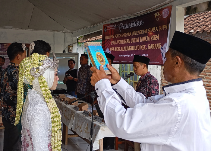 SUMPAH: Sosok Lidya Novita Sari anggota KPPS asal Desa Gunungmulyo, Kecamatan Sarang yang dilantik bertepatan dengan momen pernikahannya pada Kamis (25/1).