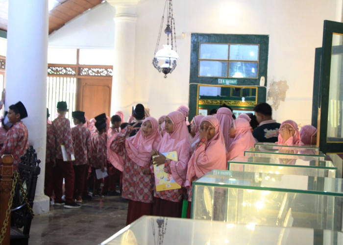 JADI MAGNET: Pelajar dari Pati mengunjungi museum RA Kartini Rembang.