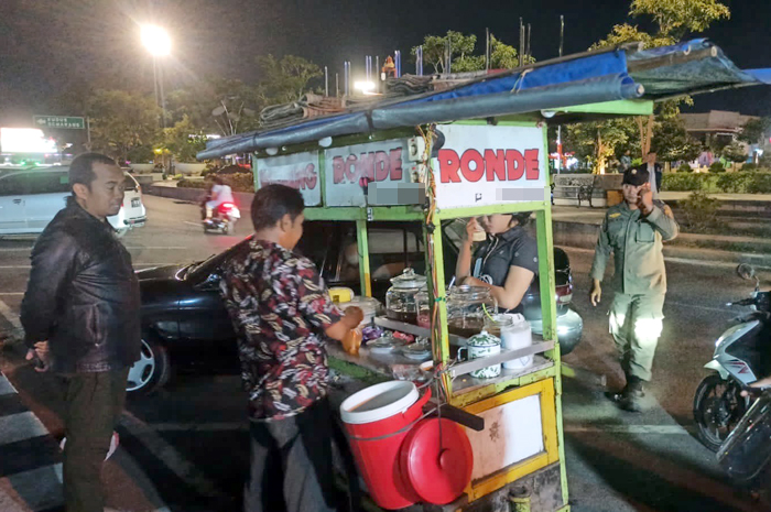 SEPI: Para pedagang kaki lima (PKL) bertahan berdagang di Alun-alun Kembang Joyo Pati.