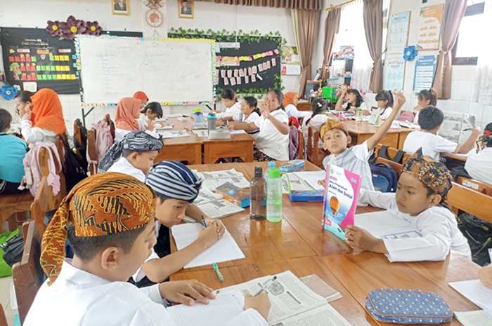 NGURI-URI BUDAYA: Siswa SD 1 Barongan Kudus belajar di kelas dengan menggunakan seragam pakaian Kudusan baru-baru ini.