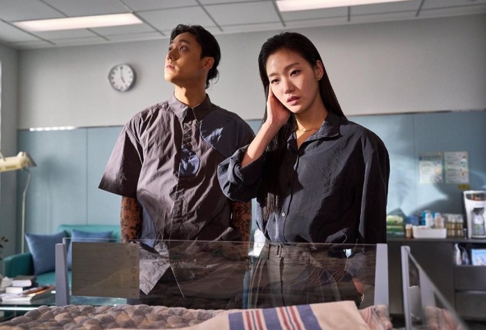 Penampilan Lee Do Hyun-Kim Go Eun jadi dukun di Film Exhuma.
