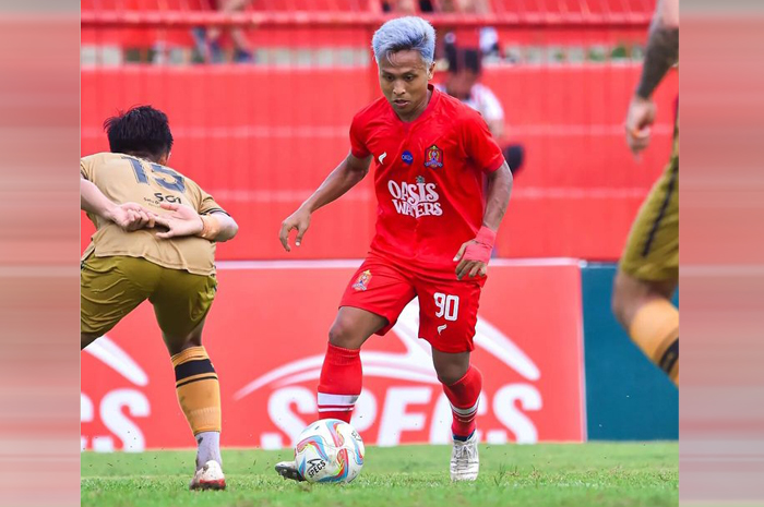 ULANG KEMENANGAN: Penggawa Persijap Fahmi Al Ayyubi menggiring bola melewati pemain Persiba dalam pertandingan Liga 2 di Stadion GBK (7/1) lalu.