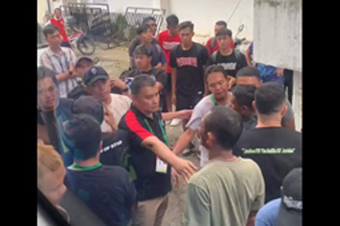 Tampak kericuhan saat para pemain dan official Persipa Pati beranjak masuk ke dalam bus usai official training di stadion Klabat Manado, Jumat (26/1).
