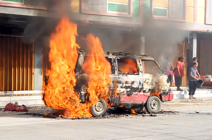 HANGUS: Mobil Suzuki carry bernopol K 1438 AE tinggal rangka setelah terbakar di depan Pasar Ngawen, Jumat pagi (26/01).