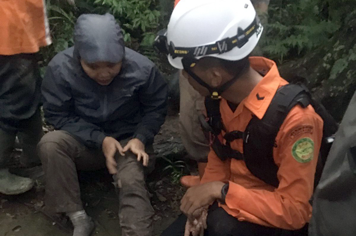 EVAKUASI: Petugas Tim SAR saat melakukan evakuasi di Jurang Pendakian Gunung Muria.