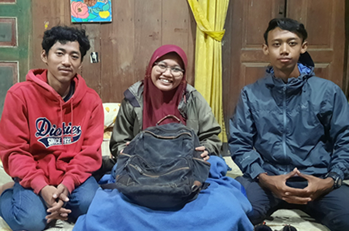 LEMAS: Robiatul Nurul Fadilah (tengah) saat didampingi Udin dan Umam, rekannya saat naik ke puncak Argopiloso Desa Japan Kecamatan Dawe, Kudus.