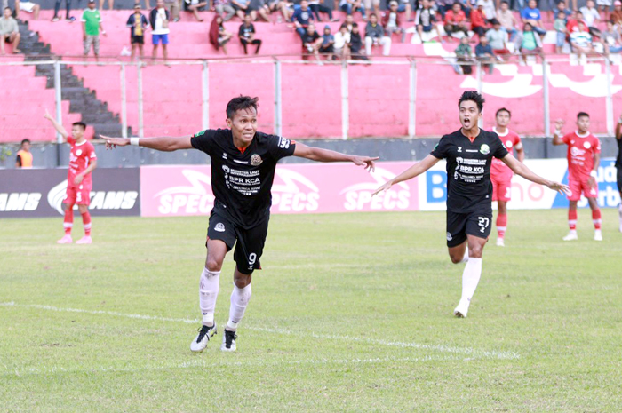 BERHASIL CURI POIN: Para pemain Persipa Imam Witoyo berselebrasi setelah mencetak gol kedua Persipa saat bermain kontra Sulut United di Stadion Klabat kemarin sore.