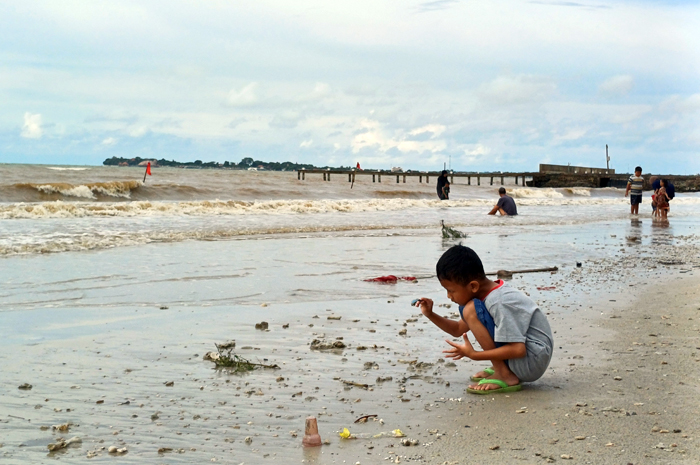 ANDALAN: Pantai Wisata Telukawur yang baru mendapat SK dari Kementerian Kelautan dan Perikanan ramai dikunjungi wisatawan.