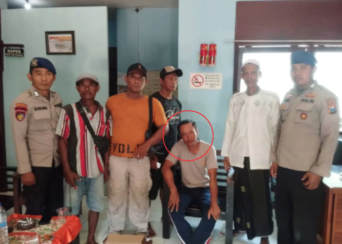 EVAKUASI: Satu ABK KM Bekah Aminah 2 saat dievakuasi oleh petugas Satpolairud Polres Tuban pada Jumat (26/1).