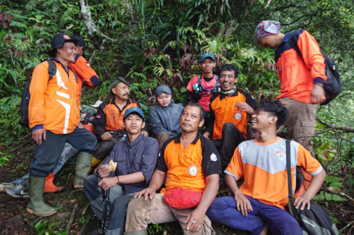 PROSES PENYELAMATAN: Tim BPBD bersama warga saat menyelamatkan pendaki Argo Piloso, Robiatul Nurul Fadilah, yang terpeleset ke jurang.