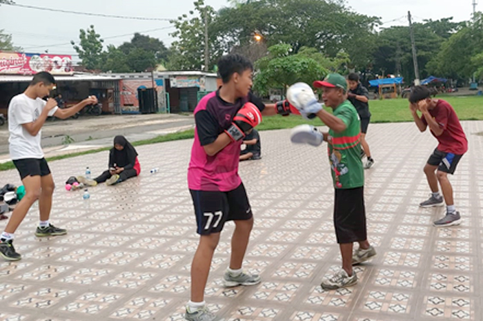 BUTUH SARPRAS: Atlet tinju sedang latihan di Taman Tuk Buntung Cepu.