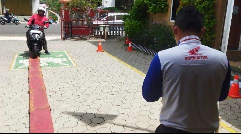 CARI AMAN: Peserta pelatihan melakukan praktik keselamatan berkendara.