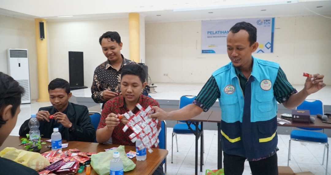 DAUR ULANG: PLN UIK Tanjung Jati B lewat Yayasan Baitul Maal (YBM) menyelenggarakan pelatihan pembuatan karya seni dari daur ulang sampah bagi mahasiswa binaan di Gedung Serba Guna, Bandengan, Jepara.