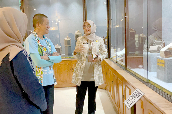 WISATA EDUKASI: Kepala Disbudpar Kudus Mutrikah (kanan) mendampingi seniman Didik Nini Thowok saat berkunjung ke Museum Kretek Kudus baru-baru ini.