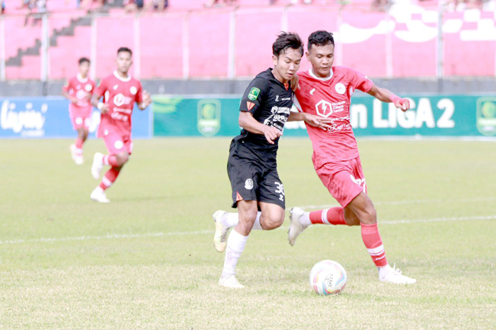 TINGGAL SATU LAGA: Pemain Persipa Pati (hitam) berebut bola dengan dengan pemain Sulut United pada Sabtu (27/1) lalu.