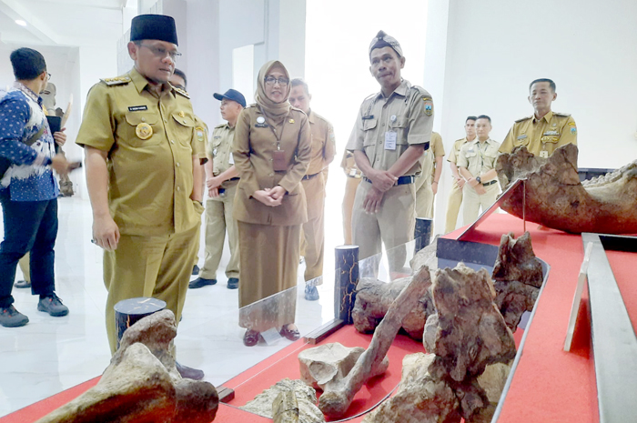 KOORDINASI: Pj Bupati Kudus M. Hasan Chabibie (kiri) memberi arahan kepada Kepala Disbudpar Kudus Mutrikah (tengah) saat berkunjung di Museum Purbakala Patiayam Kudus kemarin.