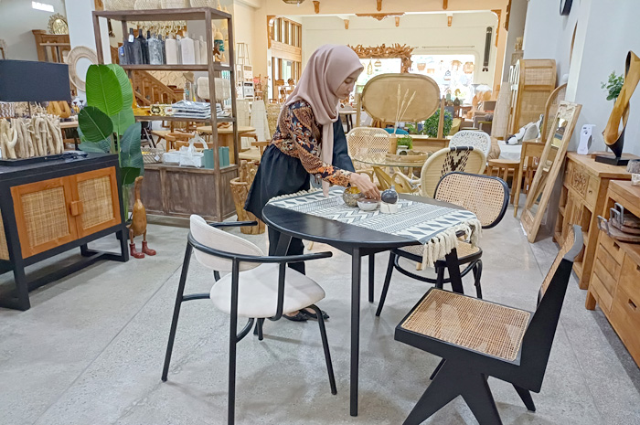 PERSIAPAN IKUT PAMERAN: Seorang karyawan di toko mebel peserta pameran JIFBW menata perabotan untuk display.