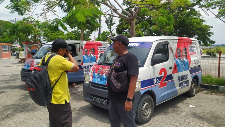 BUBAR: Tiga mobil relawan Prabowo-Gibran tancap gas usai ditegur Panwascam waktu bagi-bagi alat kampanye di Pasar Sido Makmur.