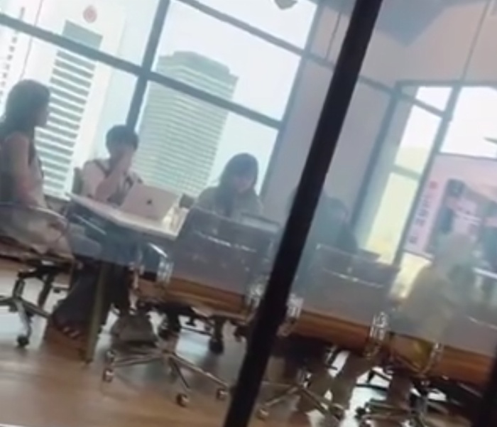 TANGKAPAN LAYAR: Karyawan magang merekam kejadian saat Luna Maya memarahi karyawannya di kantor.