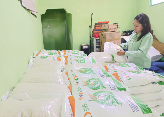 CEK KUALITAS: Kabid Ketahanan Pangan, Kabupaten Rembang Dyah Ajeng Trenggonowati cek kualitas bantuan pangan baru-baru ini.