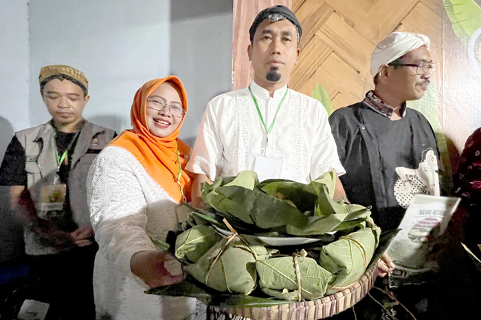 SABET PENGHARGAAN: Pokdarwis memperlihatkan sego bungkus godhong Jati saat mengikuti festival baru-baru ini.