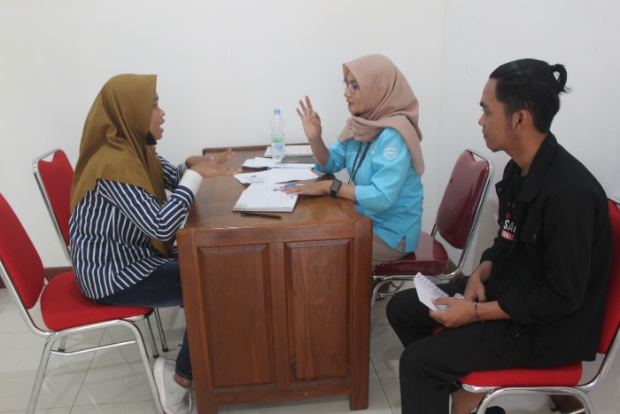 REKRUTMEN: Perwakilan pabrik saat merekrut pekerja difabel di Kantor Dinsospermasdes.