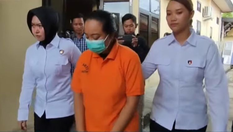 DIGIRING: Ayu Findi Antika (26), tersangka atas kasus pembunuhan remaja di Pacitan menggunakan kopi sianida.