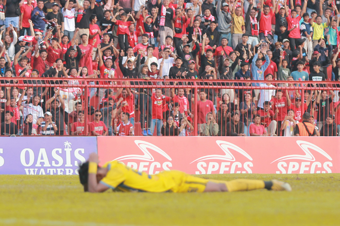 SUPPORT SYSTEM: Suporter Persijap Jepara mendukung Persijap saat bertanding melawan Gresik United di Stadion GBK Jepara tahun lalu.