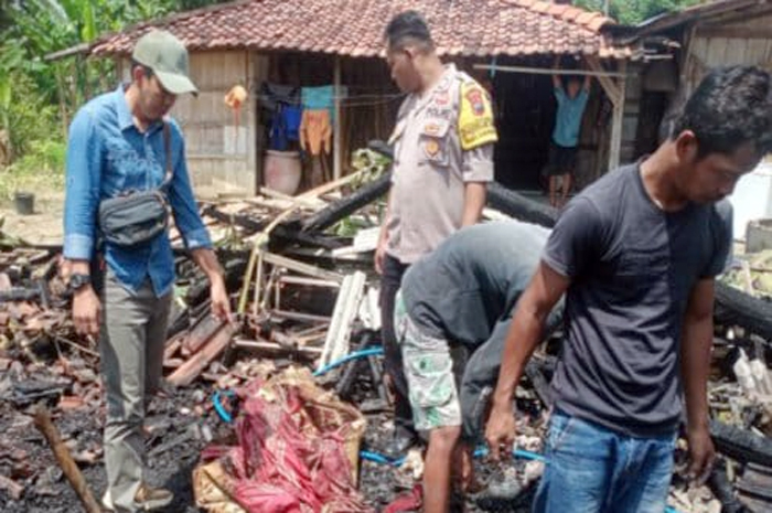 OLAH TKP: Anggota Polsek Karangrayung melakukan olah TKP rumah terbakar di Desa Parakan, Kecamatan Karangrayung.