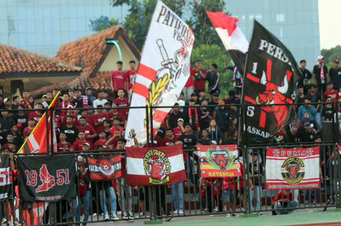 MILITAN: Suporter Patifosi saat mendukung tim Persipa Pati berlaga di Stadion Joyokusumo di Liga 2 musim ini.