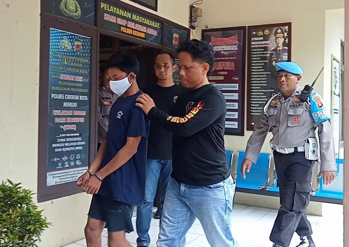 DITANGKAP: Polisi mengamankan remaja berinisial LN, tersangka pembobolan minimarket di Cirebon.