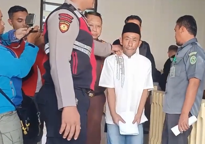 PERSIDANGAN: Usai pembacaan vonis hukuman mati kepada Mbah Slamet dukun pengganda uang yang membunuh 12 orang secara keji.
