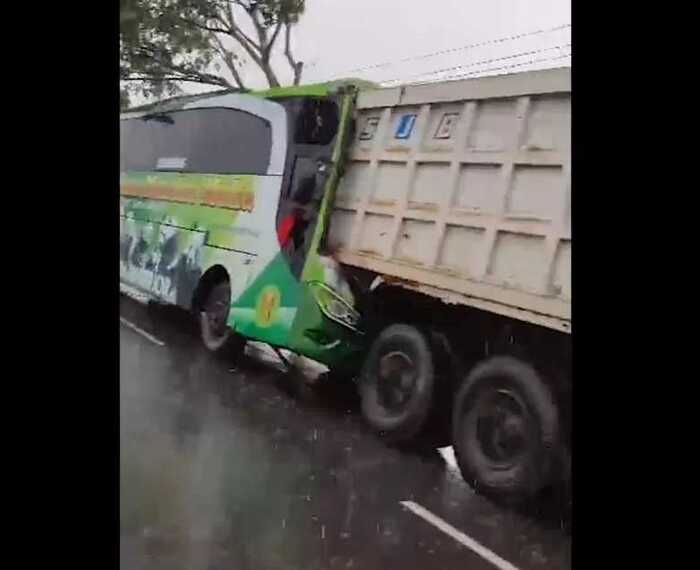 LAKALANTAS: Bus Sinar Mandiri  menabrak truk dump di lingkar selatan Pati.