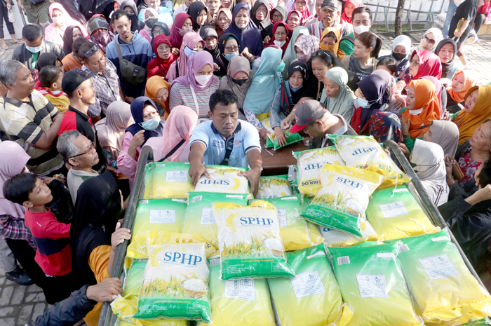 BERJUBEL: Ratusan warga rela antre untuk mendapatkan beras murah dari Bulog dan Gapoktan di bazar pangan murah Dinas Pertanian Kudus kemarin.