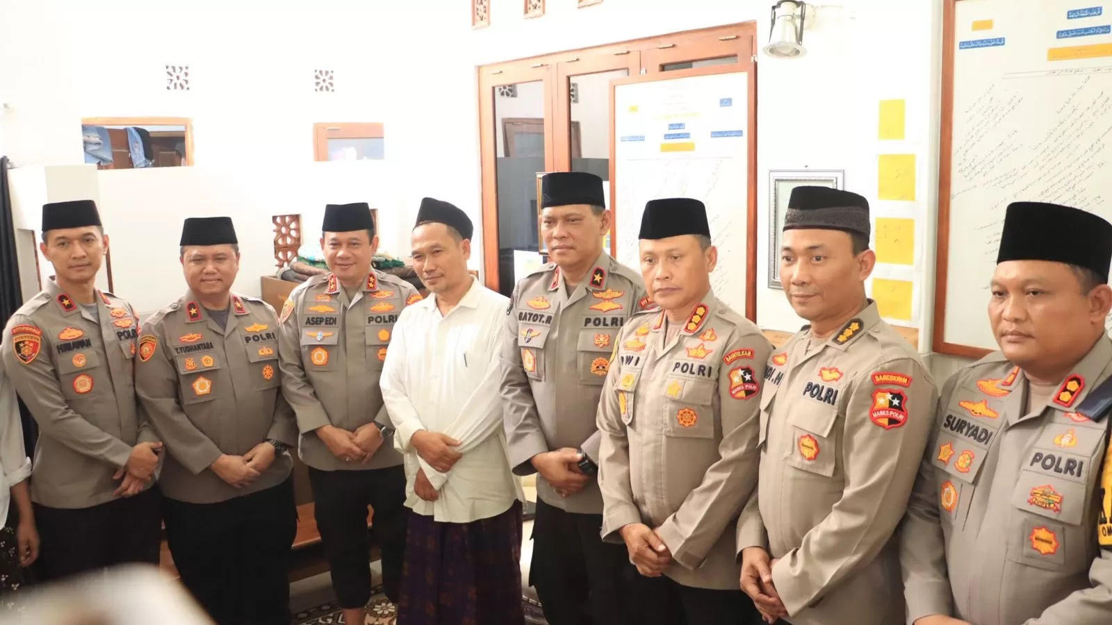 SILATURAHMI: Rombongan Wakabareskrim Polri Irjen Asep Edi Suheri silaturahmi ke kediaman pengasuh Ponpes LP3IA Narukan, KH. Bahauddin Nursalim pada Rabu (31/1).