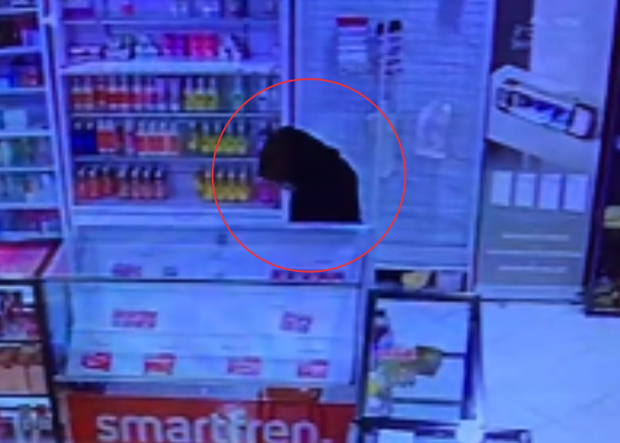 TEREKAM: Aksi penggelapan atau pencurian di toko serba ada (toserba) sekaligus konter oleh seorang karyawati terjadi Dukuh Bagel, Desa Mondoteko, Kecamatan Rembang sempat terekam CCTV.