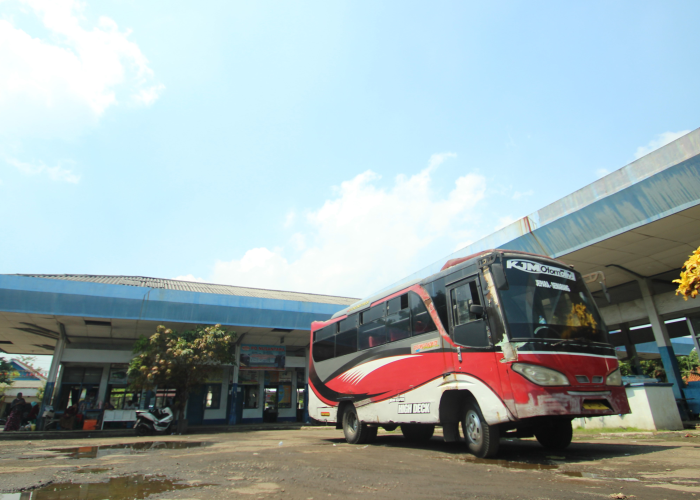 PENGHUBUNG: Satu unit bus ngetem di Termilan Kota Jepara belum lama ini. Dishub Jepara berupaya agar rute BRT bisa sampai Jepara.