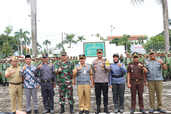 Ribuan anggota Satlinmas se-kabupaten Jepara melaksanakan apel gelar pasukan&nbsp;untuk pengamanan pelaksanaan Pemilu 2024&nbsp;di halaman Setda Jepara, Senin (5/2).