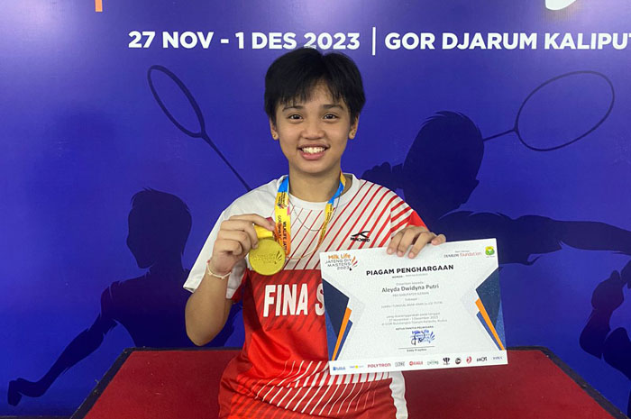 MUDA BERPRESTASI: Aleyda Dwidyna Putri saat berdiri di podium GOR Djarum Kaliputu usai dinobatkan menjadi pemain terbaik belum lama ini.