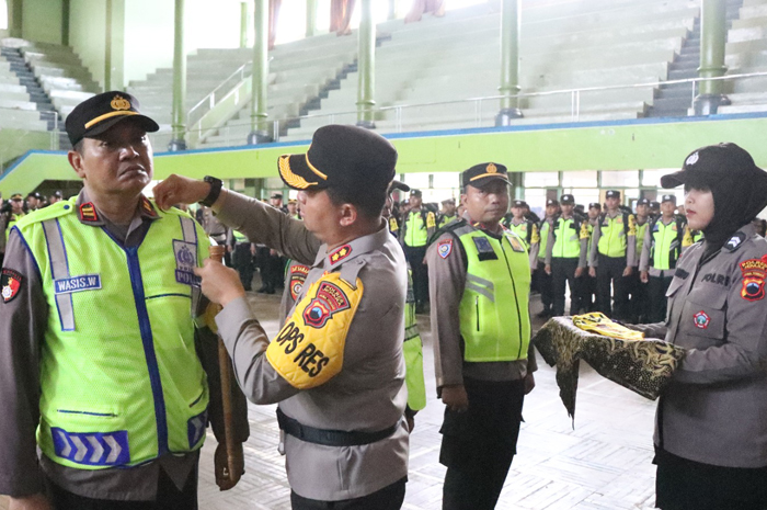 Kapolres Jepara AKBP Wahyu Nugroho Setyawan memimpin Apel Pengecekan dan Bimbingan Teknis Personel Pengamanan Tempat Pemungutan Suara (TPS).