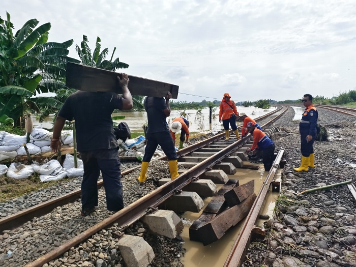 BANJIR: Rel di antara Stasiun Gubug-Karangjati di KM 3+5/7 lintas Semarang-Surabaya tergenang air banjir.
