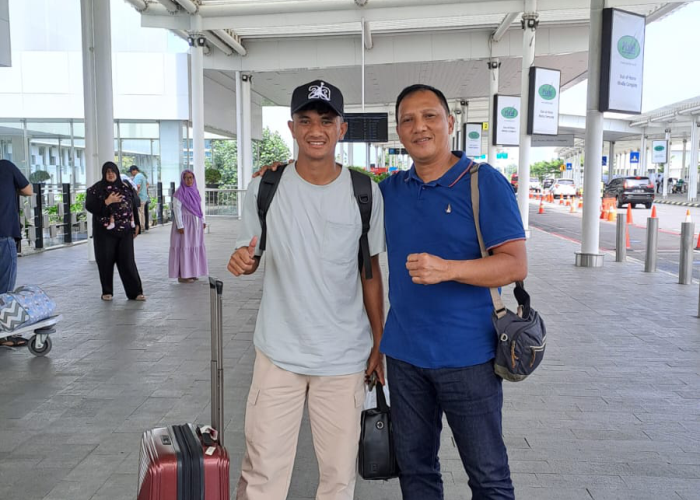 BANGGA:  Pelatih Persiku Kudus Jr mengantar keberangkatan Mufdi (kiri) di Bandara Ahmad Yani Semarang.