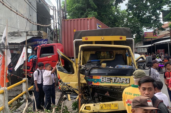 LAKA: Kondisi truk dan kontainer yang ringsek selepas mengalamu laka di Jalan Jenderal Sudirman Kecamatan Godong,&nbsp;Selasa&nbsp;(6/2).