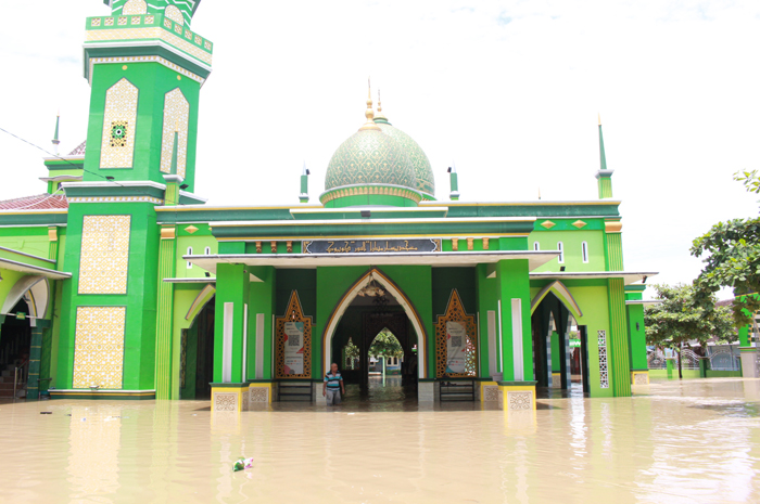 BANJIR PARAH: Warga berada di Masjid An Nur Gubug, Grobogan, yang terendam banjir akibat luapan Sungai Tuntang, Selasa (6/2.