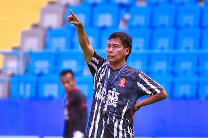 SAMPAI JUMPA: Head Coach Persijap Jepara Alfiat saat memimpin latihan skuad Laskar Kalinyamat belum lama ini.
