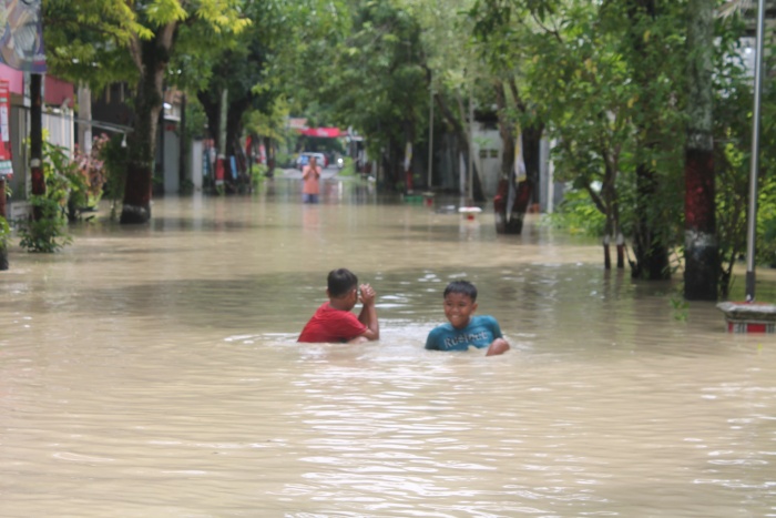 BERMAIN: Sejumlah anak saat bermain di lokasi banjir di Kota Purwodadi.
