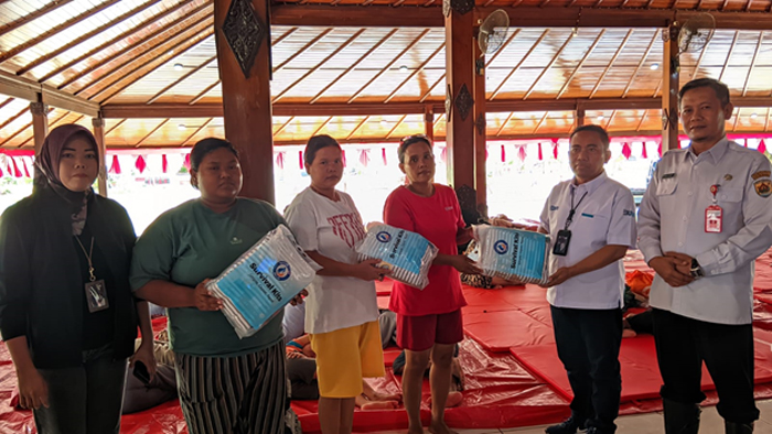 PEDULI PENGUNGSI: Pemimpin Cabang BRI Purwodadi Stefanus Juarto menyerahkan bantuan survival Kits kepada korban banjir yang mengungsi di Pendopo Kabupaten.