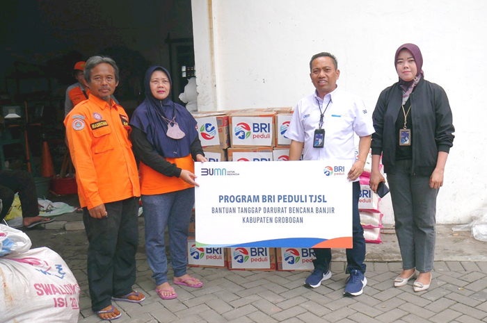 PEDULI BANJIR: Pemimpin Cabang BRI Purwodadi Stefanus Juarto menyerahkan bantuan BRI Peduli TJSL Tanggap Darurat Banjir berupa Paket Sembako kepada BPBD Grobogan untuk diserahkan kepada korban banjir